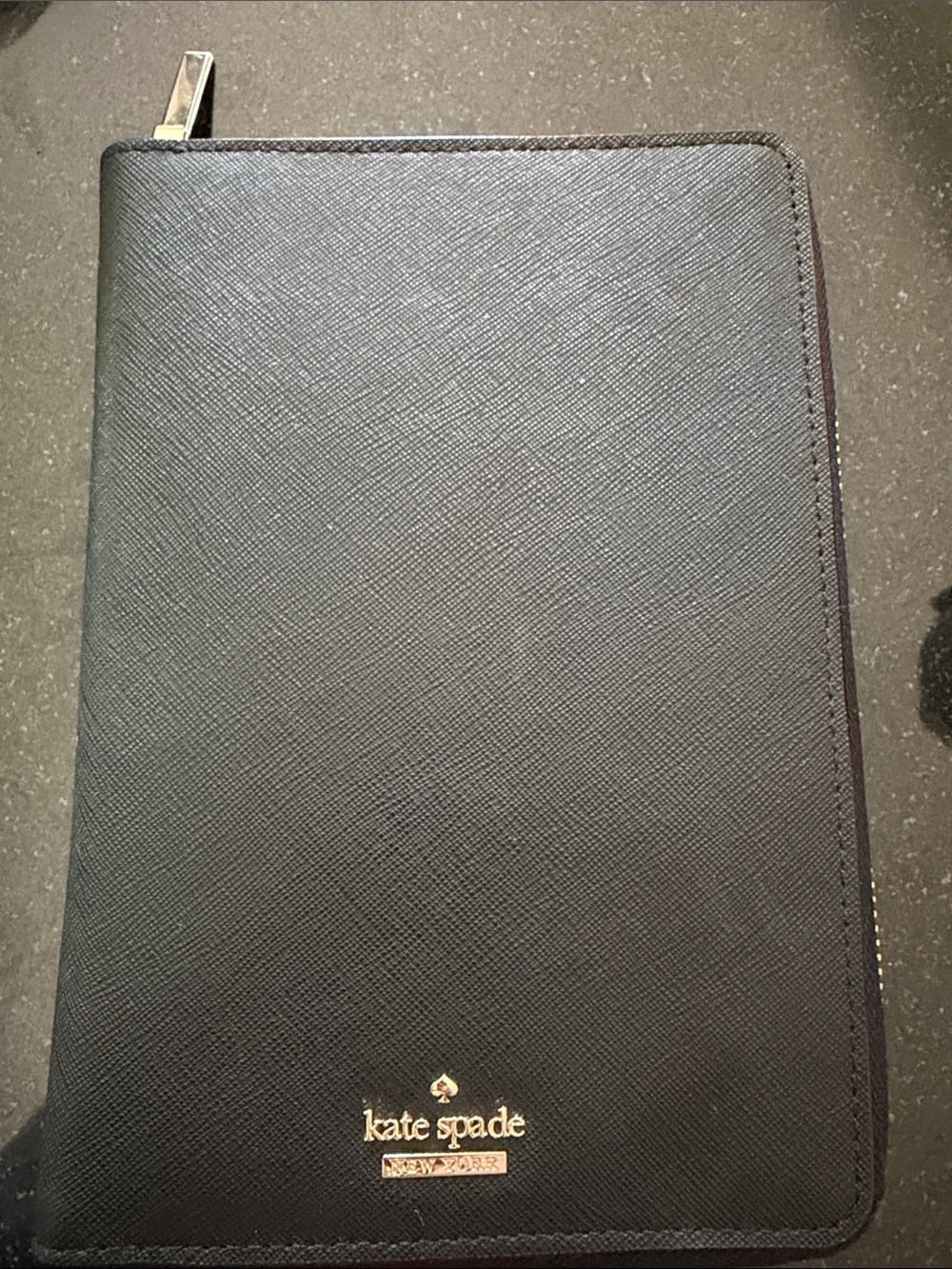 Kate Spade planner. Pristine Condition!!
Costom dividers, place markers dashboar